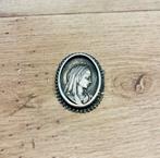 médaille ou d'un pendentif religieux, Enlèvement