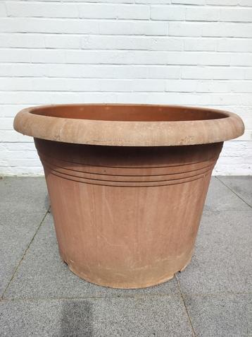 Bloempot   diameter 70 cm hoogte 50 cm beschikbaar voor biedingen