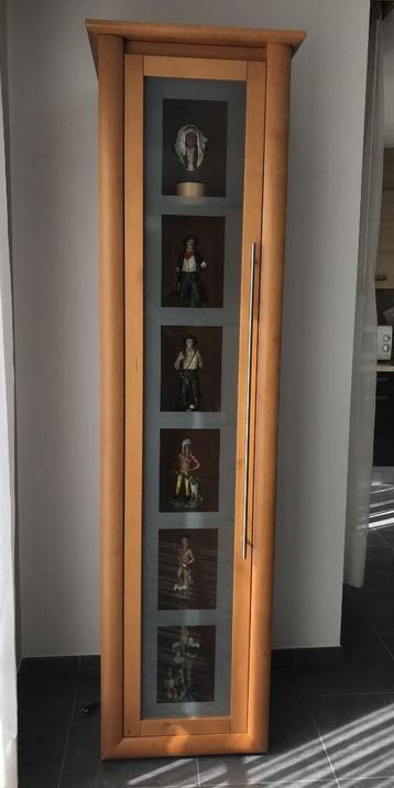 Meuble Vitrine avec éclairage a l' intérieur . . beschikbaar voor biedingen