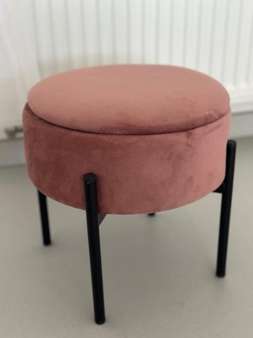 roze poef beschikbaar voor biedingen