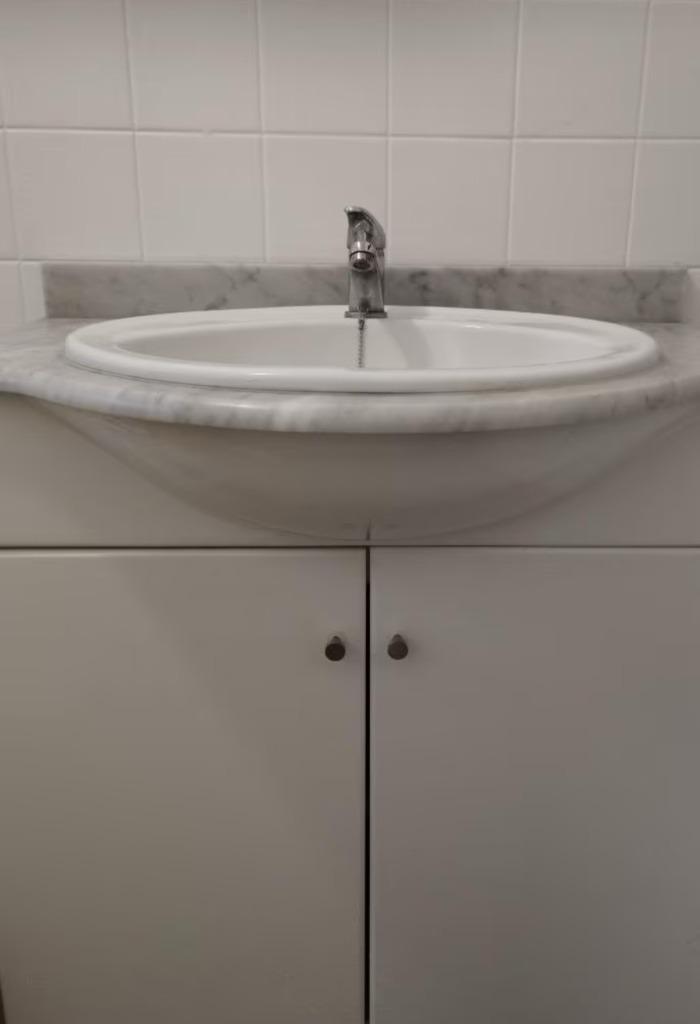 Badkamermeubel met marmeren blad in goede staat, Huis en Inrichting, Badkamer | Badkamermeubels, Gebruikt, Wastafelkast, Minder dan 100 cm