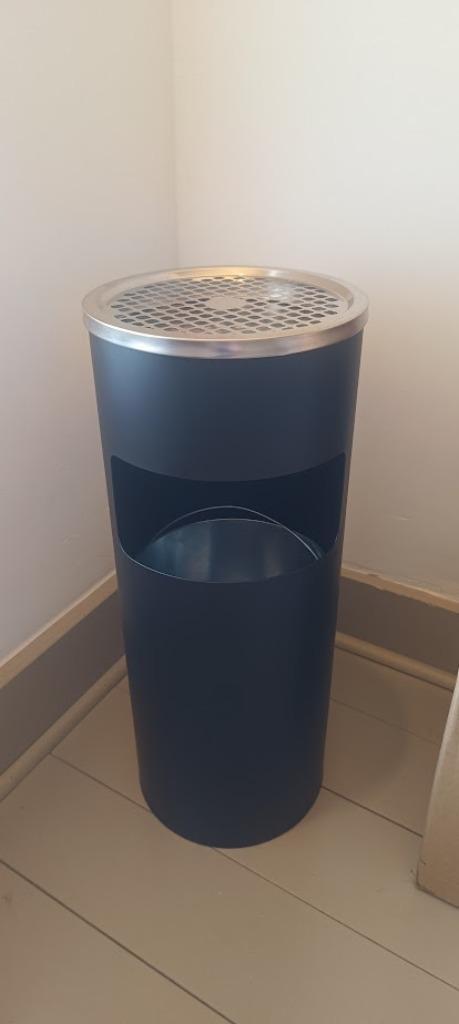 Poubelle 30L en Acier Inoxydable avec Cendrier, Huis en Inrichting, Woonaccessoires | Prullenbakken, Zo goed als nieuw, Inox, 50 tot 75 cm