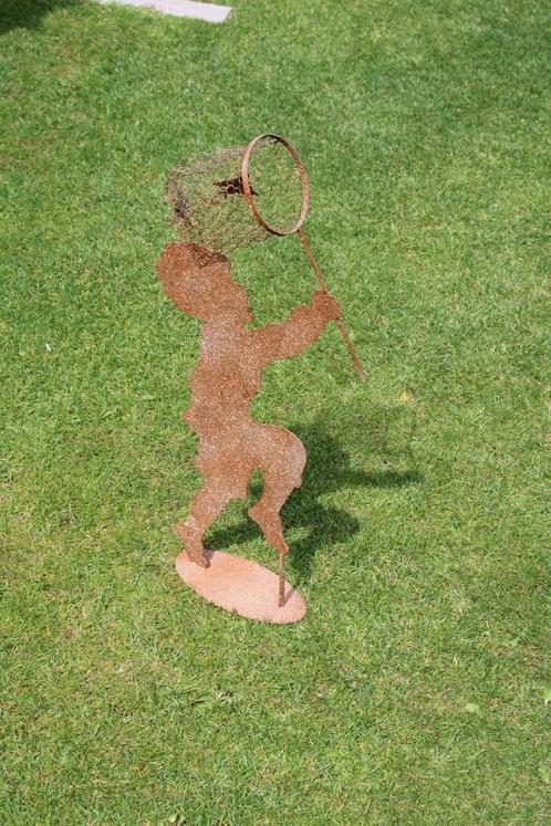 Smeedijzeren plaquette van Pat: een jongen jaagt..., Tuin en Terras, Tuinbeelden, Nieuw, Overige typen, Metaal, Ophalen
