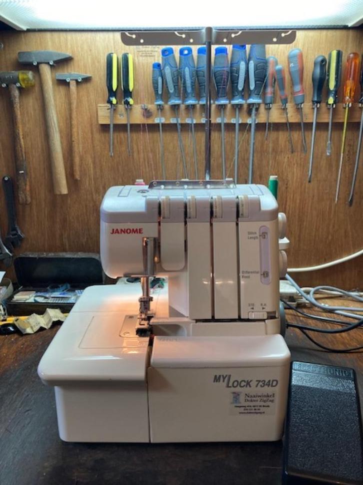 Janome MyLock 734D lockmachine met vrije arm, Hobby en Vrije tijd, Naaimachines en Toebehoren, Zo goed als nieuw, Lockmachine