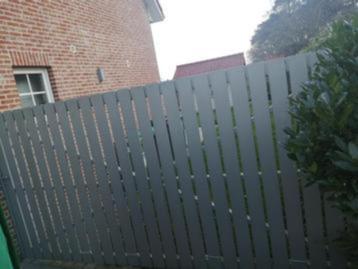 Moderne ijzeren poort beschikbaar voor biedingen