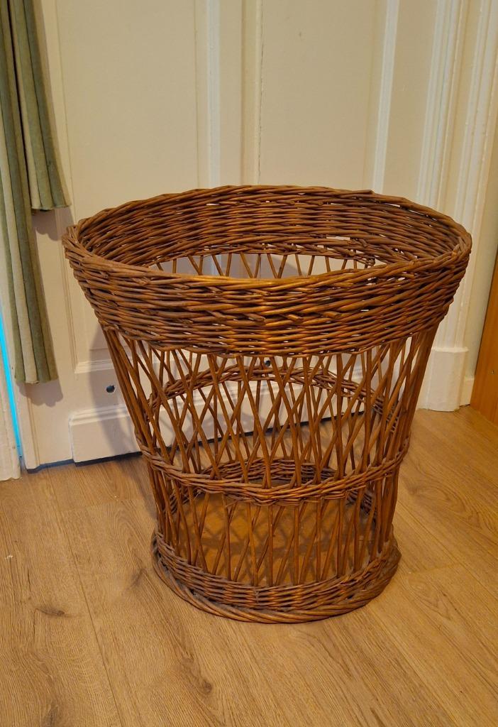 antieke vintage rieten mand TE GEBRUIKEN ALS WASMAND, Huis en Inrichting, Woonaccessoires | Schalen en Manden, Zo goed als nieuw