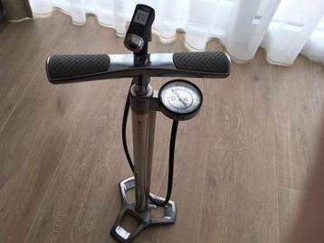 Fietspomp, Fietsen en Brommers, Ophalen of Verzenden, Drukmeter, Zo goed als nieuw