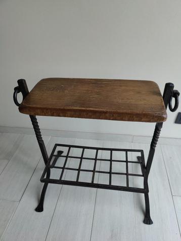 Vintage tafeltje beschikbaar voor biedingen