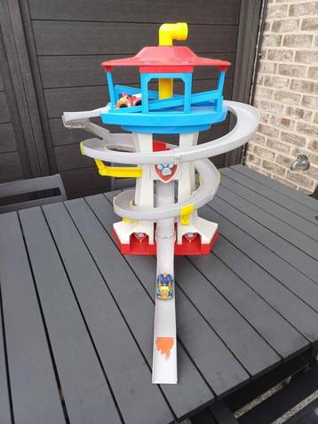 Paw Patrol toren met 2 autootjes  beschikbaar voor biedingen