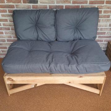 Palletbank / houten bank met kussens beschikbaar voor biedingen