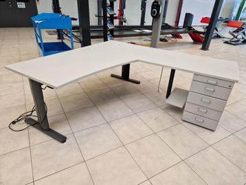 Ruim lichtgrijs bureau met ladenblok en PC-houder beschikbaar voor biedingen