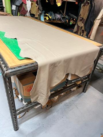 Licht taupe kleur halve huid 1.3-1.5 mm dik soepel A508 beschikbaar voor biedingen