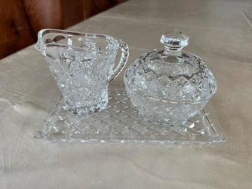 Kristallen suiker en melk setje beschikbaar voor biedingen