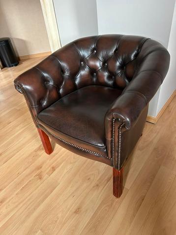 Chesterfield fauteuil in mooi antiek bruin leder nieuwstaat beschikbaar voor biedingen