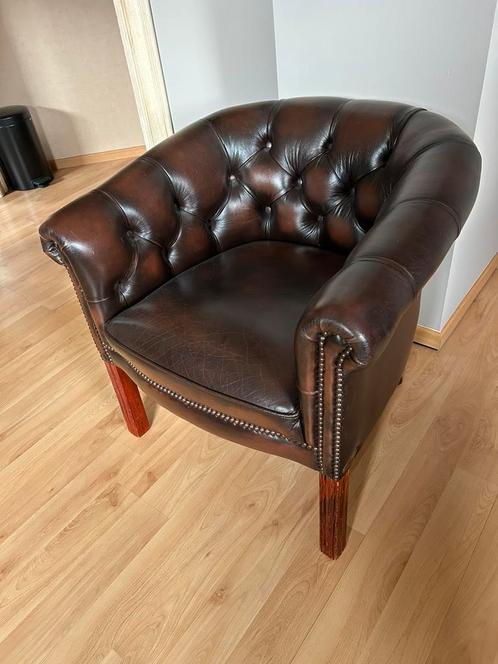 Chesterfield fauteuil in mooi antiek bruin leder nieuwstaat, Huis en Inrichting, Fauteuils, Ophalen