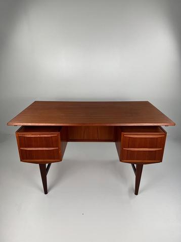 Danish Freestanding Executive Desk – 1960s Modern Elegance beschikbaar voor biedingen