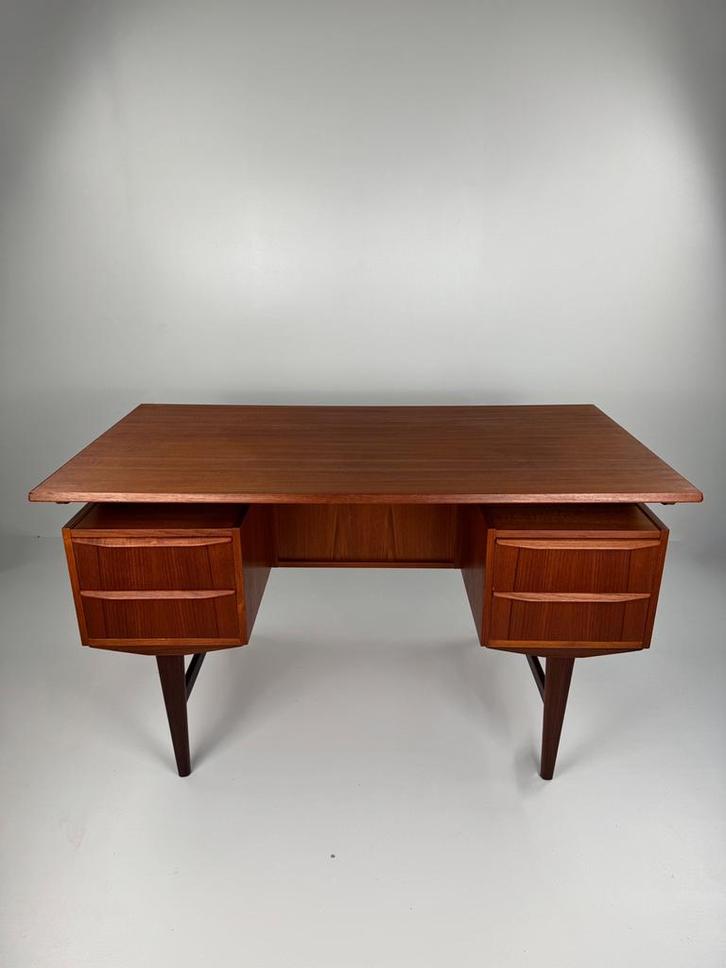 Danish Freestanding Executive Desk – 1960s Modern Elegance, Huis en Inrichting, Bureaus, Zo goed als nieuw, Bureau, Ophalen