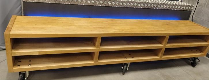 TV meubel / dressoir op wielen handgemaakt uit rubberwood, Huis en Inrichting, Kasten |Televisiemeubels, Gebruikt, Minder dan 100 cm