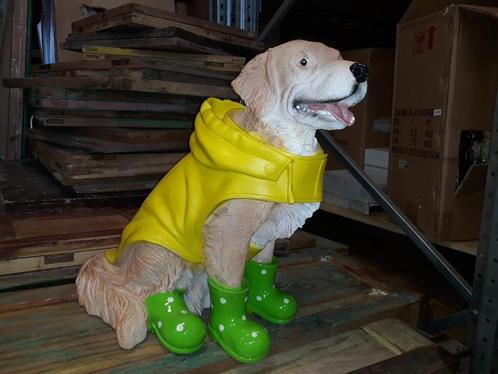 Hond in regenpak tuinbeeld decoratie buiten binnen, Tuin en Terras, Tuinbeelden, Nieuw, Dierenbeeld, Kunststof, Ophalen of Verzenden