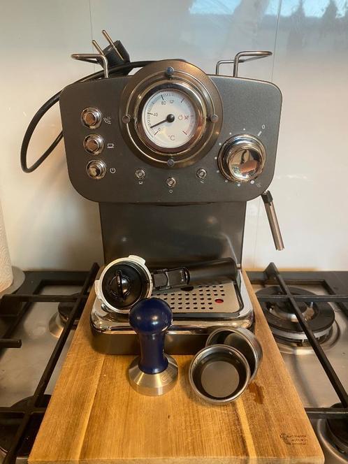 Espresso machine, Electroménager, Cafetières, Utilisé, Café moulu, Machine à espresso, 2 à 4 tasses, Réservoir d'eau amovible