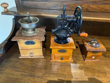 set van drie vintage koffiemolens beschikbaar voor biedingen