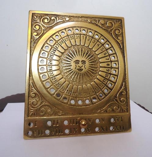 Kalender zonnewijzer Brons eeuwig antiek 1950✨😎🕐🤗🎁👌, Antiek en Kunst, Curiosa en Brocante, Ophalen of Verzenden