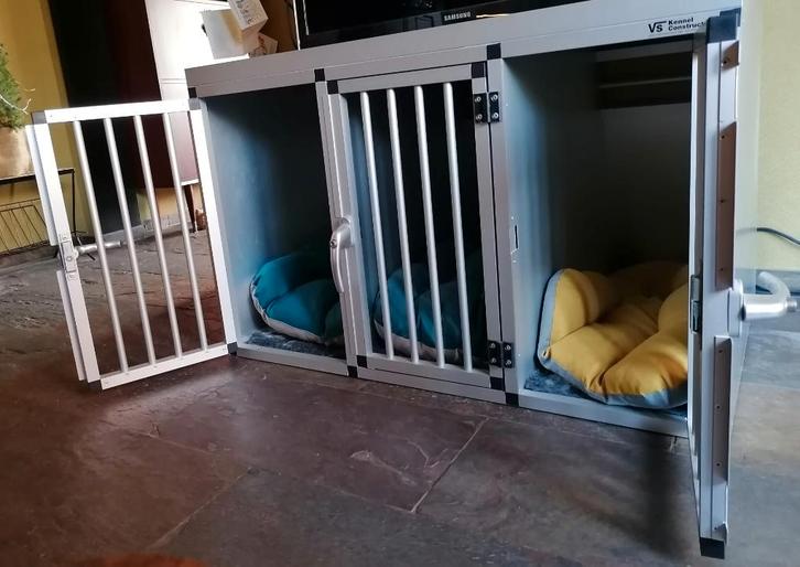 Kennel - bench voor in auto voor 3 honden, zeer goede staat, Animaux & Accessoires, Caisses pour chiens, Comme neuf, Enlèvement