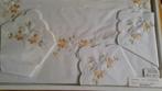 Geborduurd rond tafellaken, nooit gebruikt, Ophalen, Rond