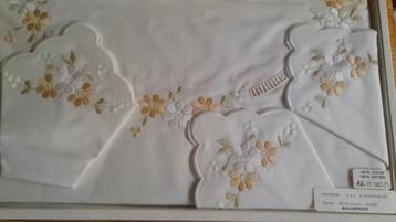 Geborduurd rond tafellaken, nooit gebruikt beschikbaar voor biedingen