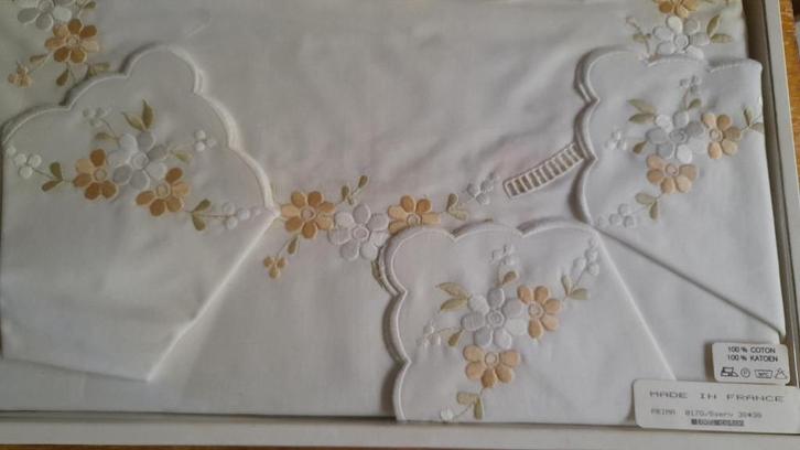 Geborduurd rond tafellaken, nooit gebruikt, Huis en Inrichting, Tafelkleden, Rond, Ophalen