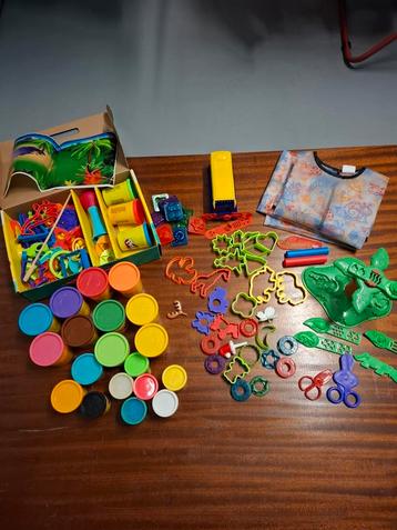 Lot pâte à modeler + accessoires  beschikbaar voor biedingen