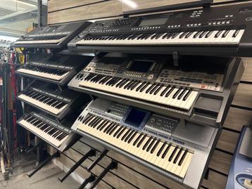 Veel keyboards Korg Yamaha Roland ketron hammond medeli