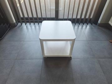 Belle table blanche sur roulettes, Enlèvement, Neuf