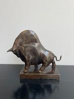 Antieke bronzen massieve stier, Antiek en Kunst, Ophalen, Brons