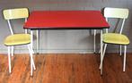 Rode Formica Tafel Met 2 Formica Stoelen / Rood Of Geel, Huis en Inrichting, Ophalen, Metaal, Zo goed als nieuw, Vintage / Jaren 60
