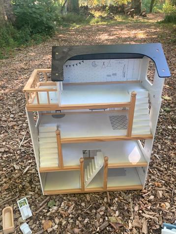 Houten poppenhuis met meubels en popjes beschikbaar voor biedingen