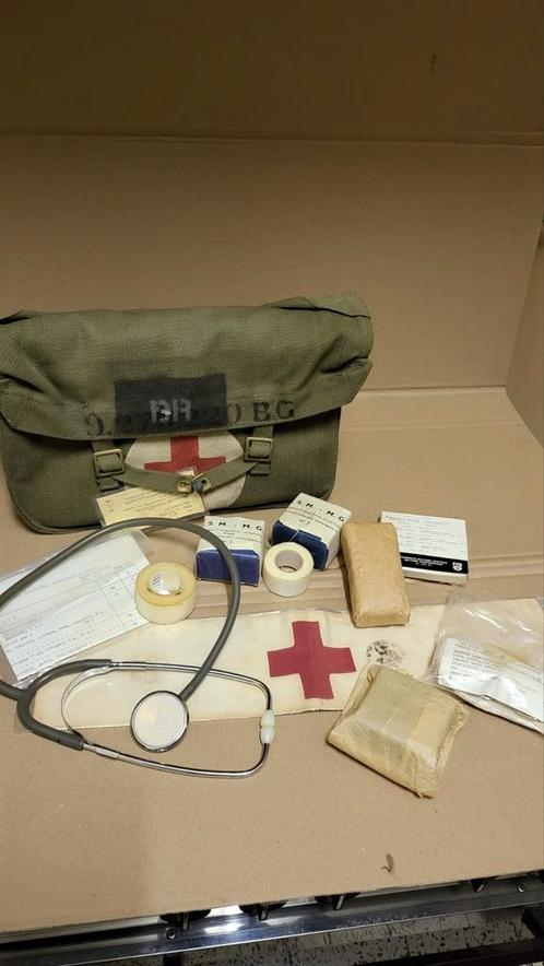 Musette ambulancier de combat 1973 scellé +lot médical, Collections, Objets militaires | Seconde Guerre mondiale, Enlèvement ou Envoi