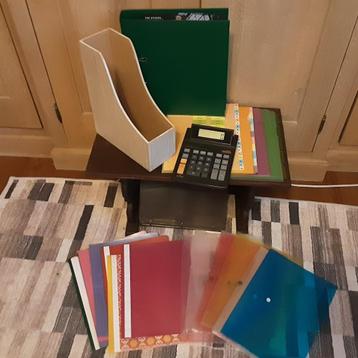Houten lectuurbak + rekenmachine + mappen + verdelers beschikbaar voor biedingen