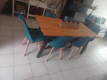 Tafel met nieuwe stoelen beschikbaar voor biedingen