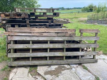 Om pallets en hout in hun geheel op te nemen beschikbaar voor biedingen