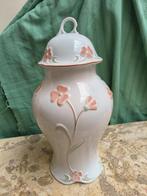 Witte porseleinen vaas met bloemenmotief en deksel, Antiek en Kunst, Ophalen of Verzenden