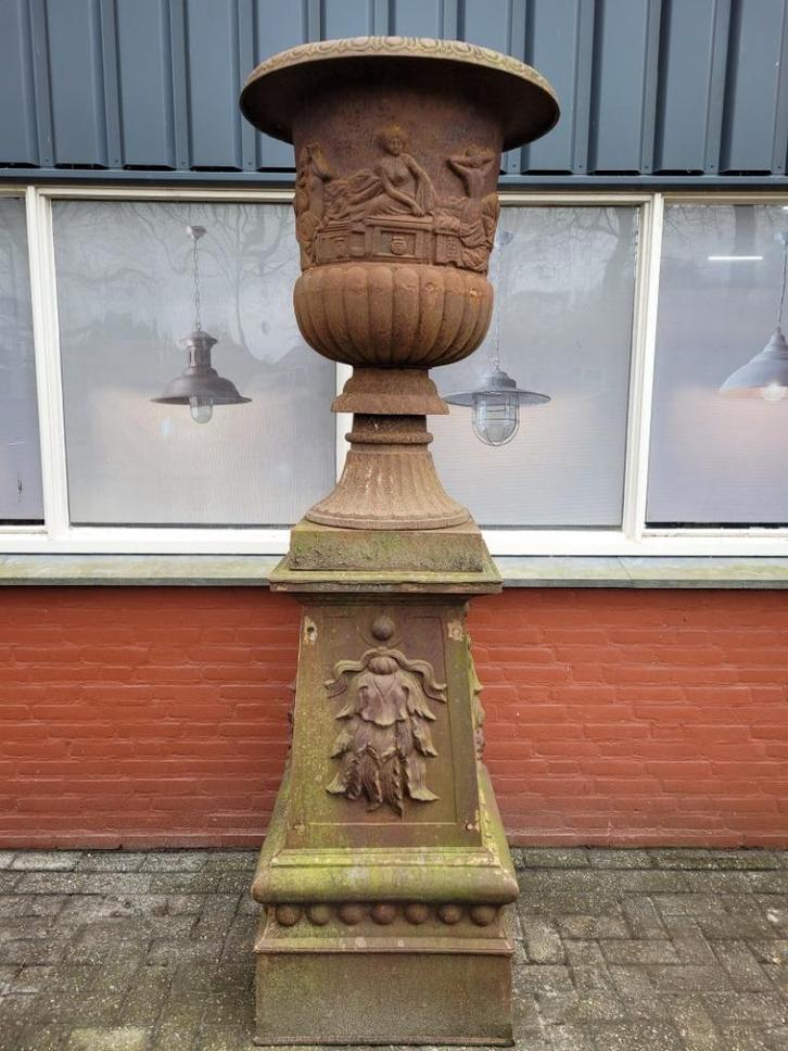 Grote antieke gietijzeren vaas op zuil tuinvaas bloempot, Tuin en Terras, Tuinvazen, Zo goed als nieuw, Ophalen of Verzenden