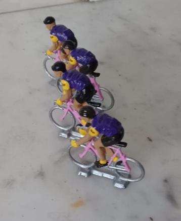 vier miniatuur wielrenners met retro truitjes  beschikbaar voor biedingen