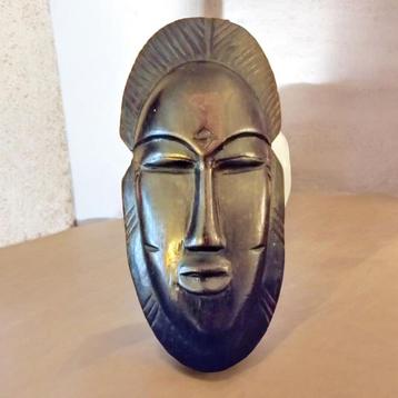 Masque Tribal Africain en Bois Sculpté disponible aux enchères