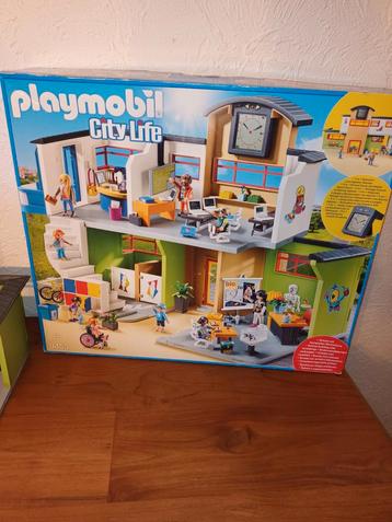 École playmobil + classe de chimie + salle de sport disponible aux enchères