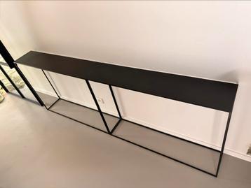 2 commodes en métal noir beschikbaar voor biedingen