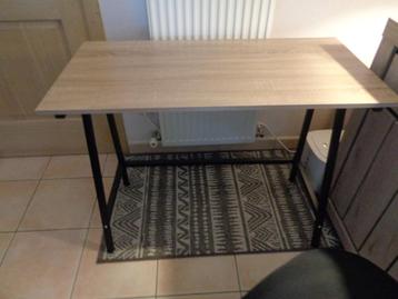 beukkleurig pc tafeltje,bureaulamp,bureaustoel,trust geluid! beschikbaar voor biedingen