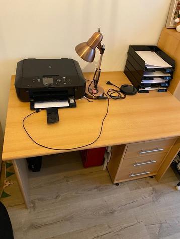 Bureau met ladekasten beschikbaar voor biedingen