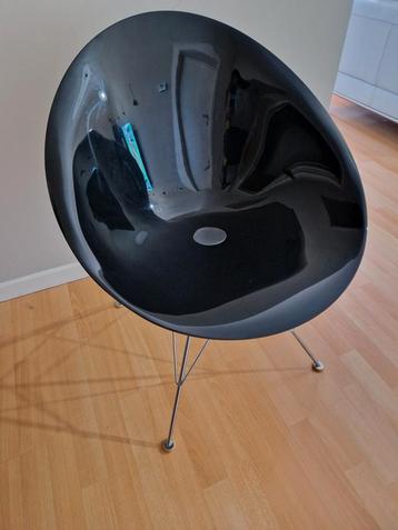 Chaise Kartell Eros / Ero s de Philippe Starck, pieds Eiffel disponible aux enchères