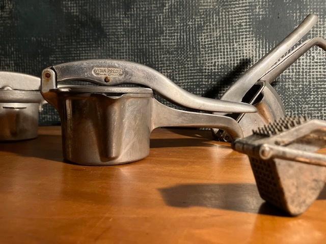 PRESSE À FRUITS VINTAGE VITAM PRESS 2 EN ALUMINIUM ITALIE, Antiquités & Art, Antiquités | Ustensiles de cuisine, Enlèvement ou Envoi